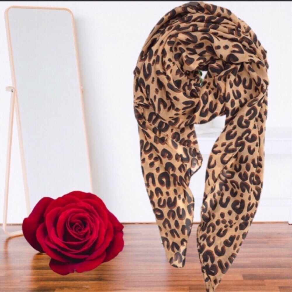 Lightweight Leopard Print Scarf